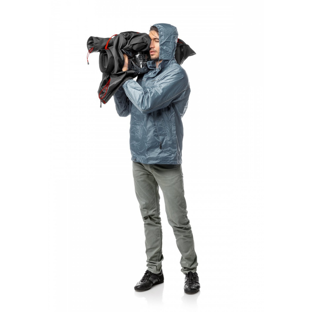 Snimatelj koristi veliku videokameru s kišnom navlakom Manfrotto RC-1