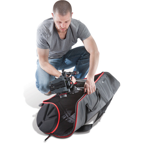 Vkládání stativu s hlavou do otevřené brašny Manfrotto MBAG100PNHD