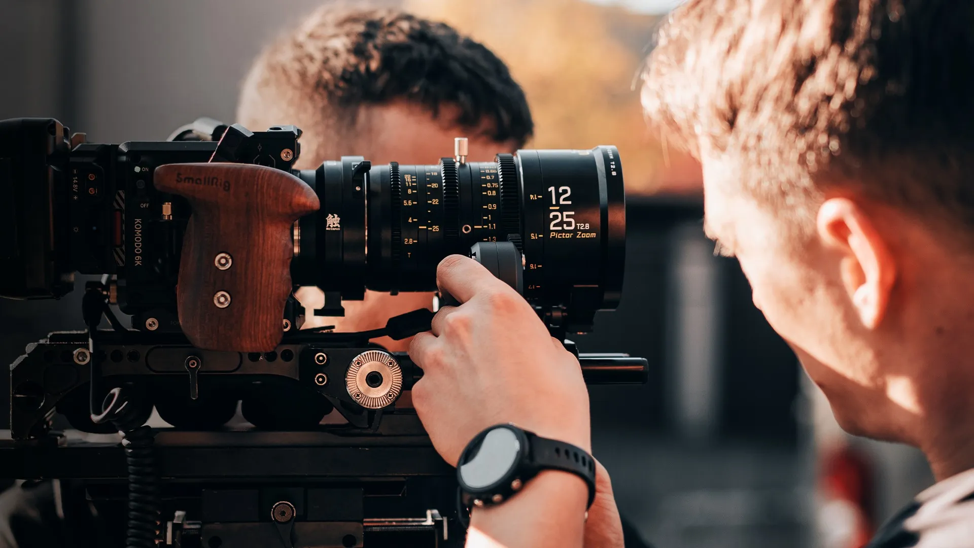 Crni DZOFilm Pictor 12–25 mm u radu na cine kameri
