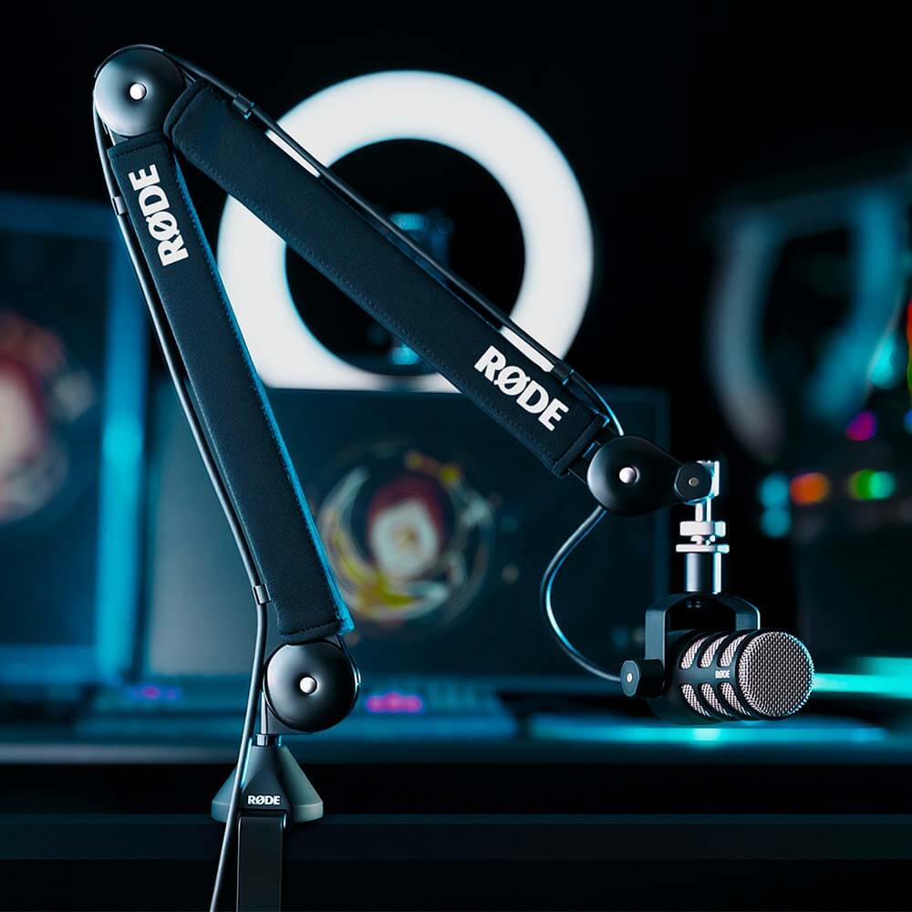 Crni krak RØDE PSA1+ s mikrofonom PodMic uz gaming i streaming radno mjesto