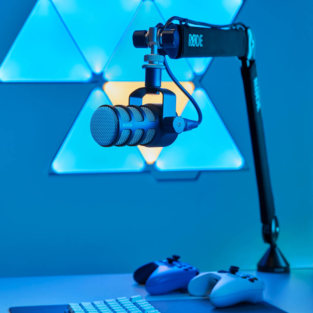 RØDE PSA1+ s mikrofonom PodMic iznad radnog stola