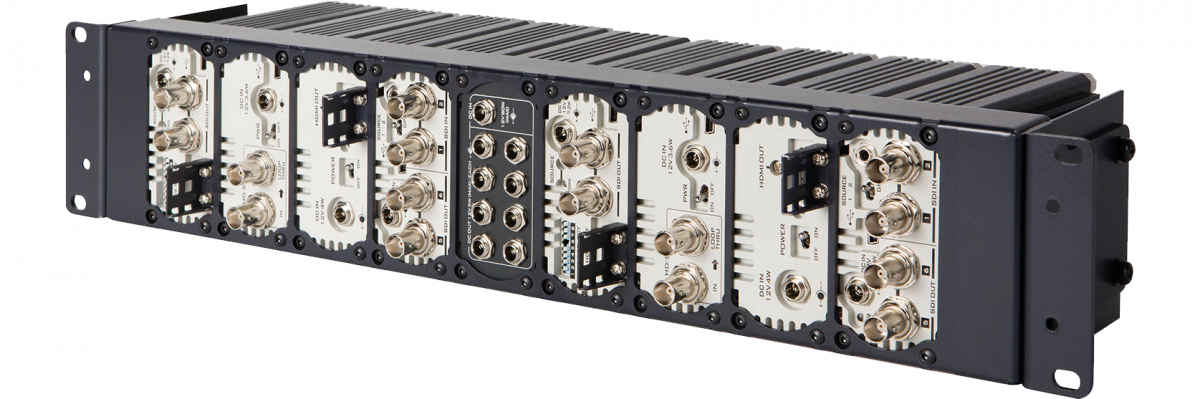 Stražnji pogled na rack sklop RMK-2 s ugrađenim Datavideo konverterima