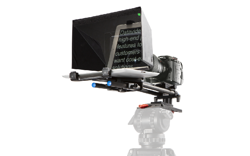Teleprompter Datavideo TP-500 tijekom upotrebe s DSLR kamerom; kamera i stativ nisu uključeni