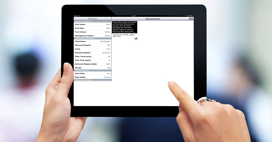 Tablet s prikazom scenarija i postavki aplikacije dvPrompter Plus