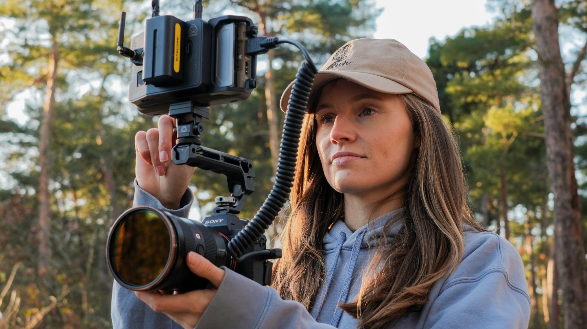 Mia Stawinski snima na terenu sa Sony kamerom i Atomos Ninja Ultra monitorom-snimateljem