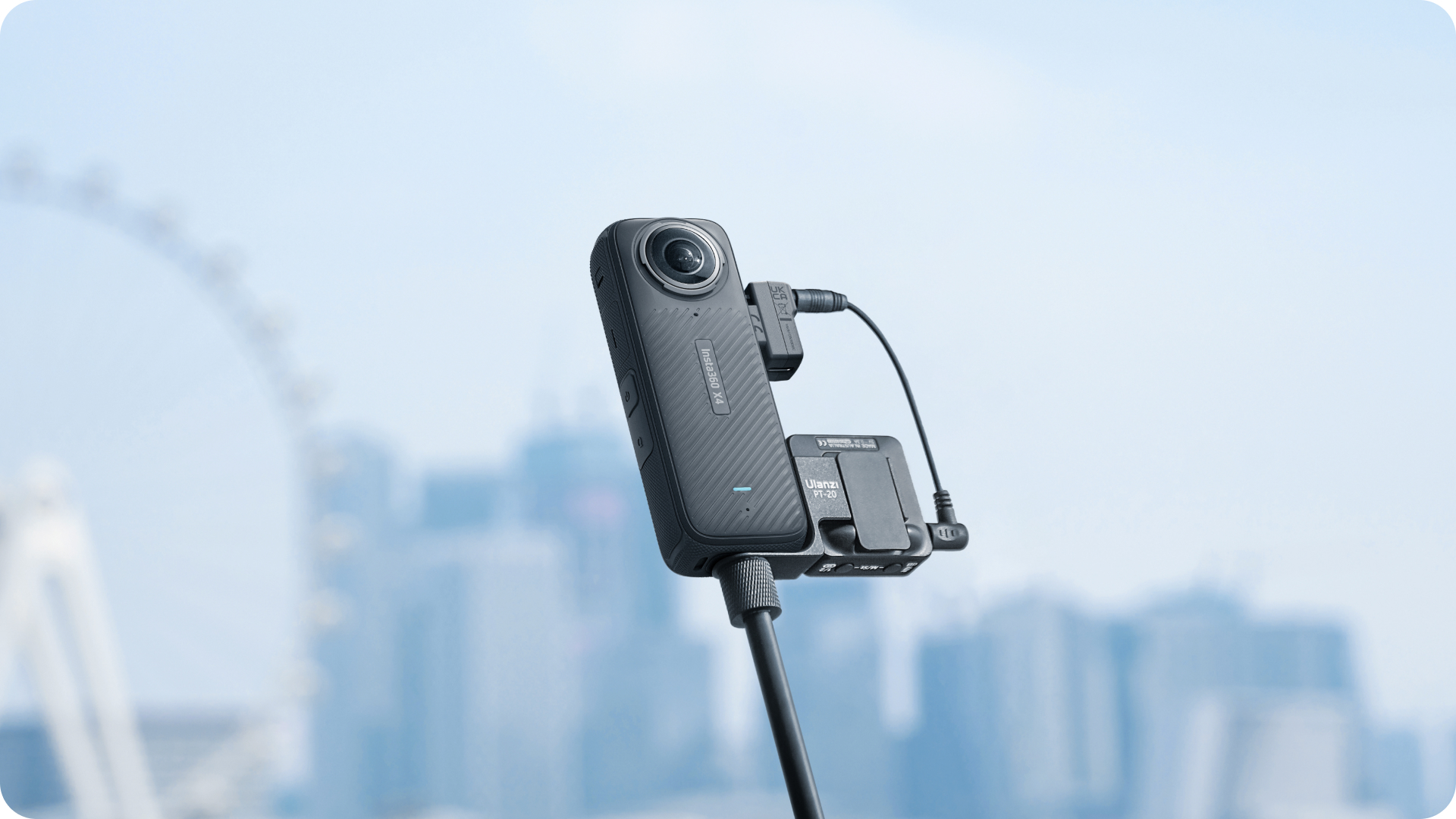 Insta360 X4 mikrofonski adapter attached to the Insta360 X4