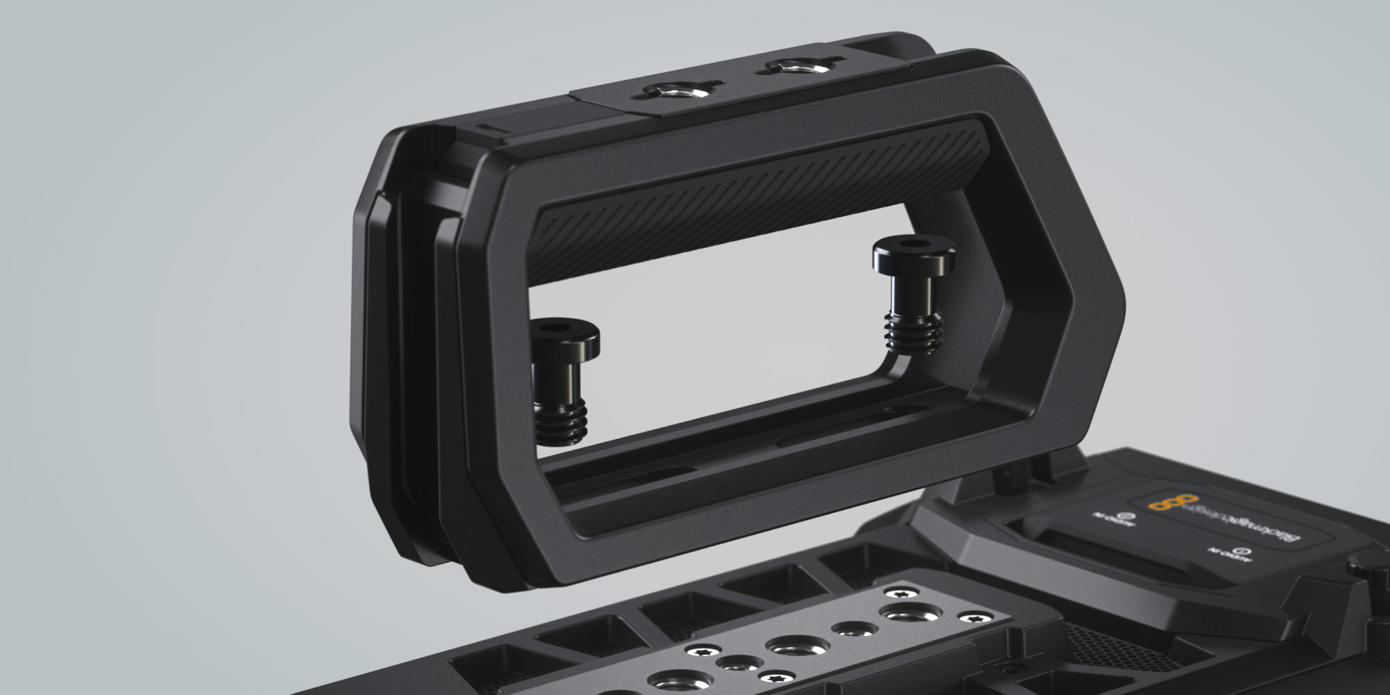 Blackmagic URSA Cine Handle u radnoj postavi