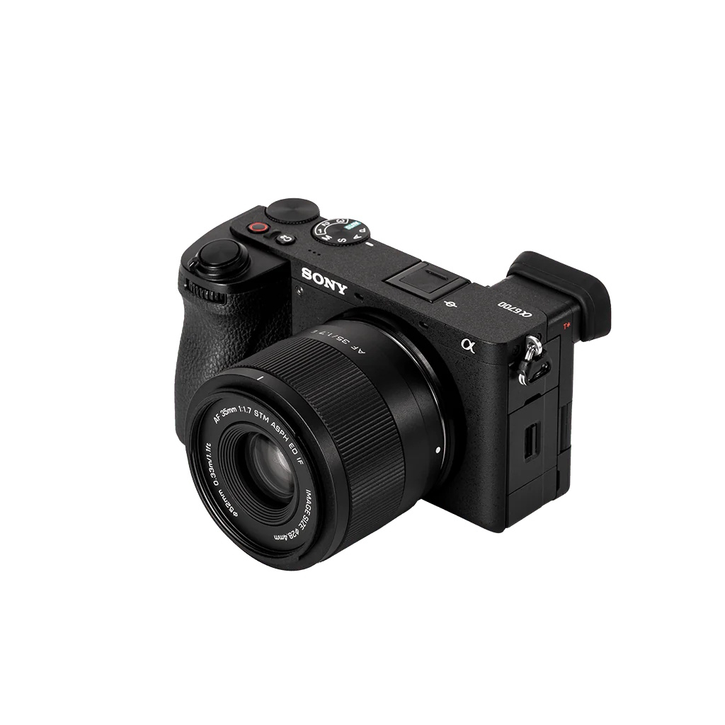 Viltrox 35mm F1.7 Air nasazený na Sony E fotoaparátu