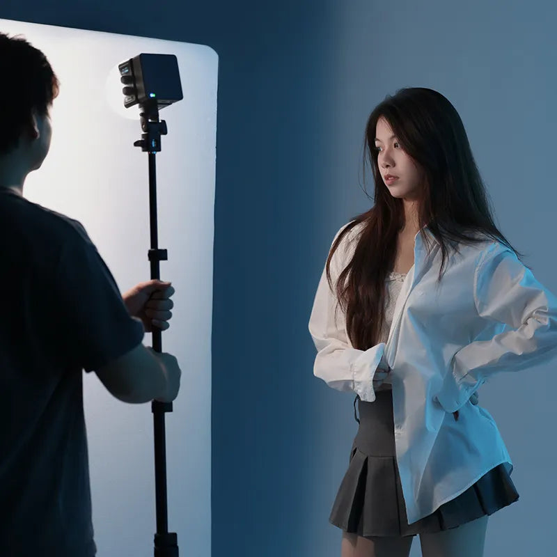 Ulanzi EC65 LED video svjetlo kori&scaron;teno u postavci za snimanje videa, žena pozira.