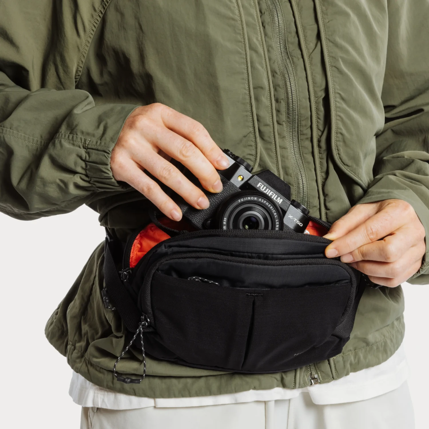 Moment Take Sling 1.5L Black při používání