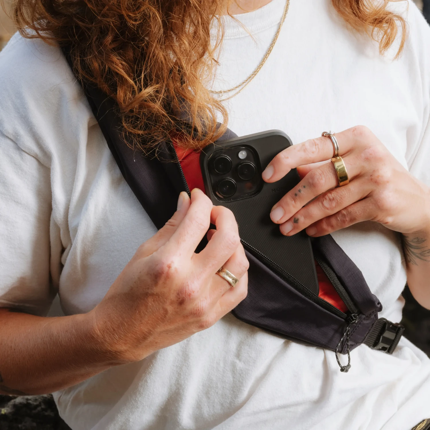Moment Balance Sling 7L Black v terénu