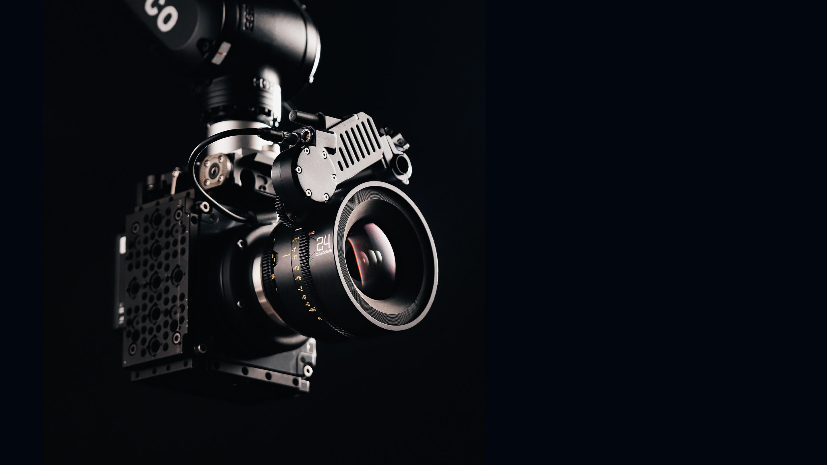 Objektiv DZOFilm Gnosis Macro 24 mm postavljen na filmsku kameru