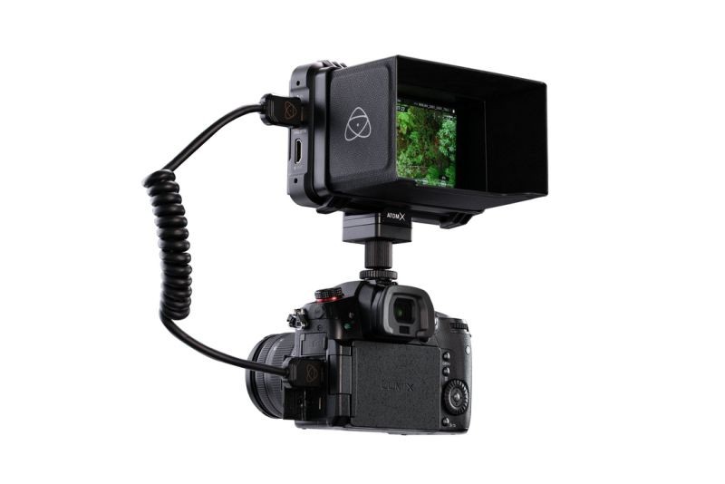 Sjenilo Atomos ATOMSUN007 na monitoru iznad kamere