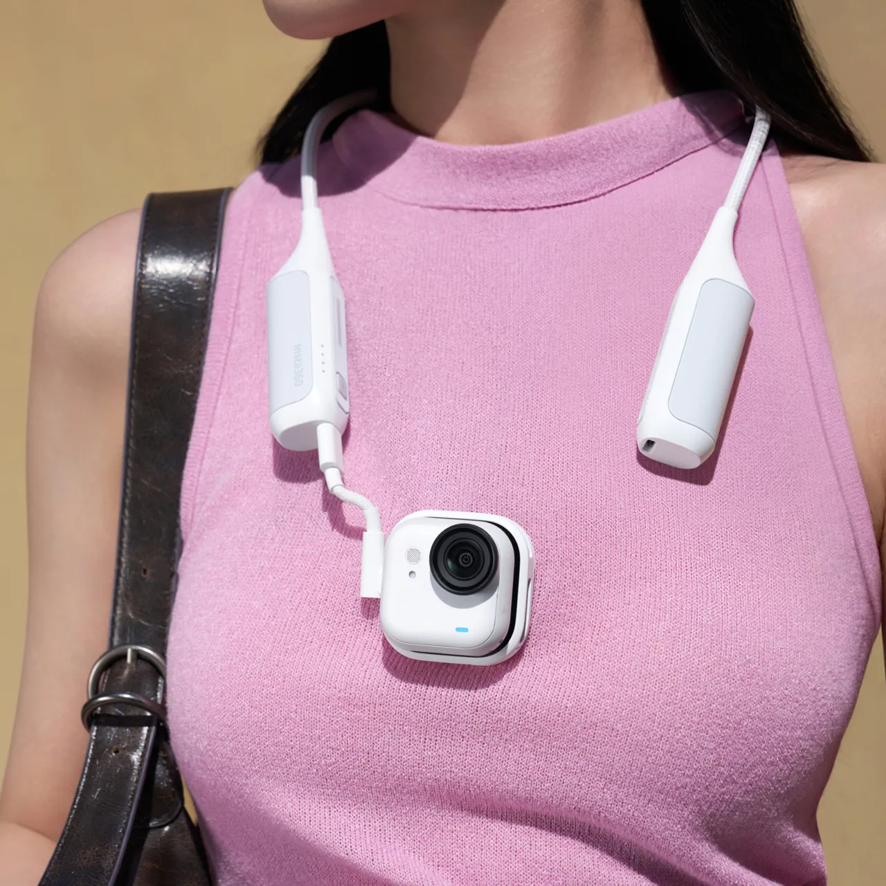 Kamera GO Ultra nošena na prsima s nosačem FOMO Power Neck Mount