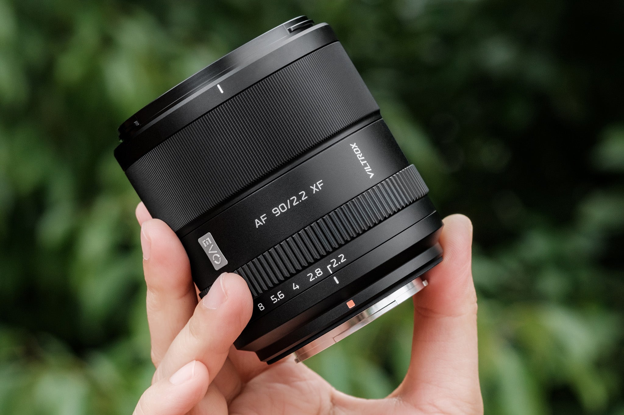 Kompaktni Viltrox AF 90 mm F2.2 XF u ruci
