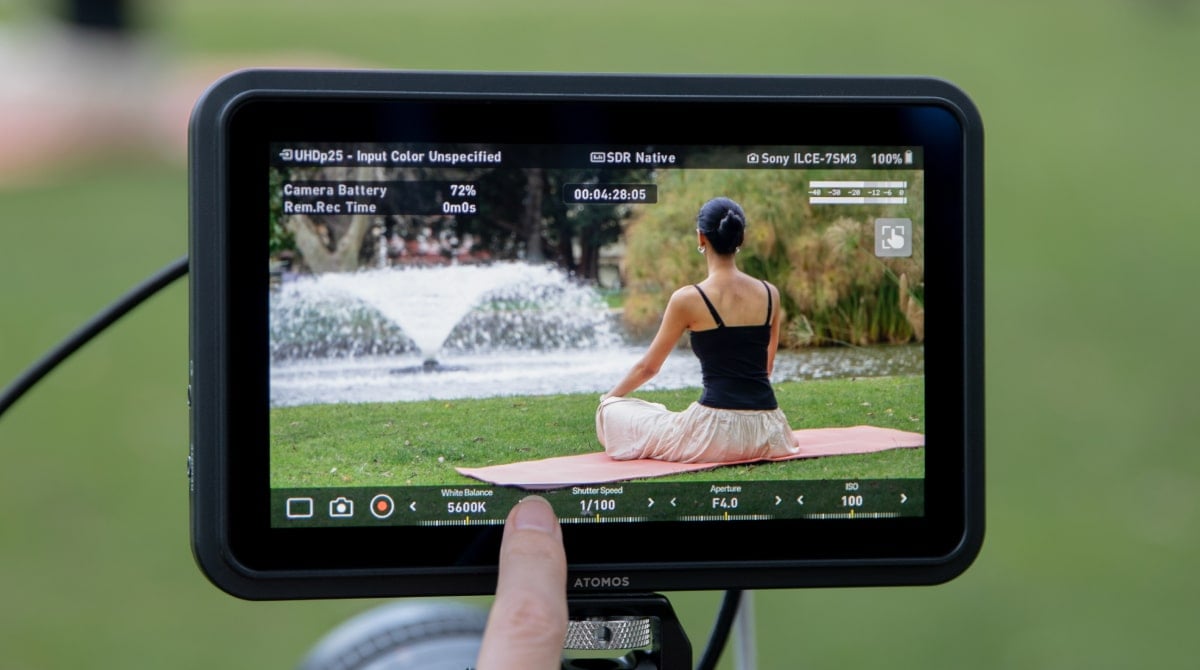 Upravljanje kompatibilne kamere dodirom na monitoru Atomos Shinobi 7 II