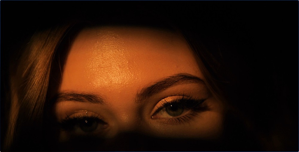 Sirui Nightwalker 75 mm T1,2 S35 ručni cine objektiv (Fujifilm X, metalno sivi) – Portret i detalj s kremastim bokehom