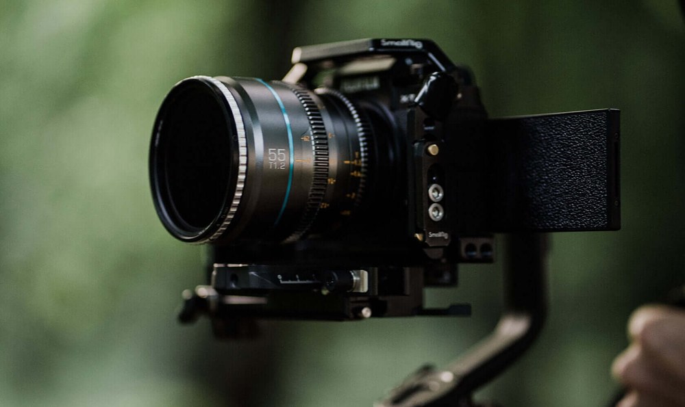 Sirui Nightwalker 55 mm T1,2 S35 ručni cine objektiv (L-Mount, metalno sivi) – Iz ruke i na gimbalu