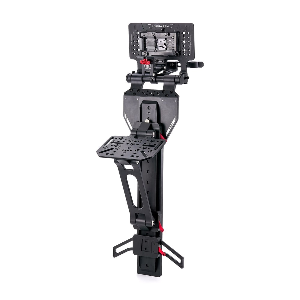 Monitor gore, baterija V-Mount nadohvat