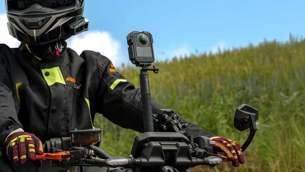 Na motociklu, biciklu, u automobilu i u ruci