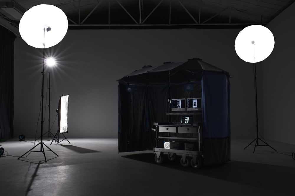 Sa zamračujućim ceradama postaje video village